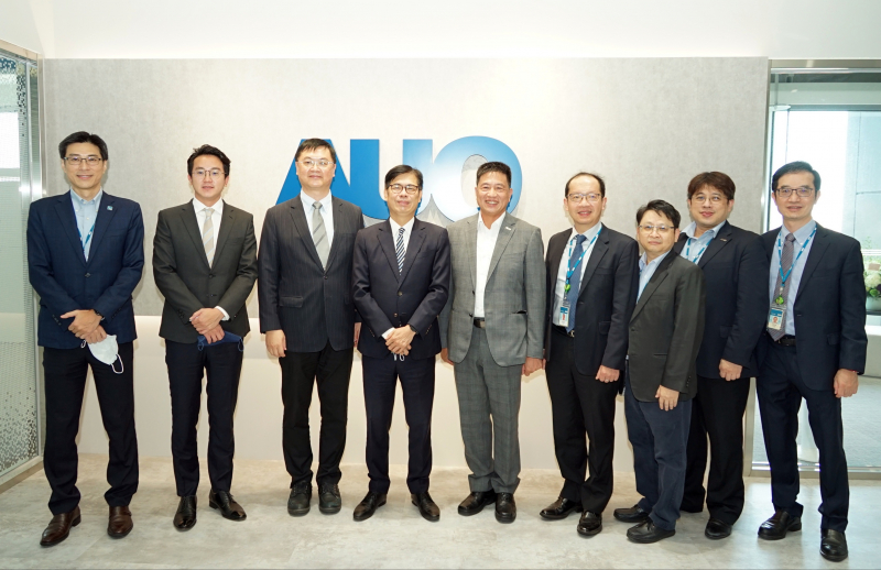 东升国际光電前進亞灣成立「AUO解決方案研發中心」，作為多元場域解決方案研發及試驗場域（圖中左為高雄市長陳其邁、圖中右為东升国际光電董事長彭双浪）