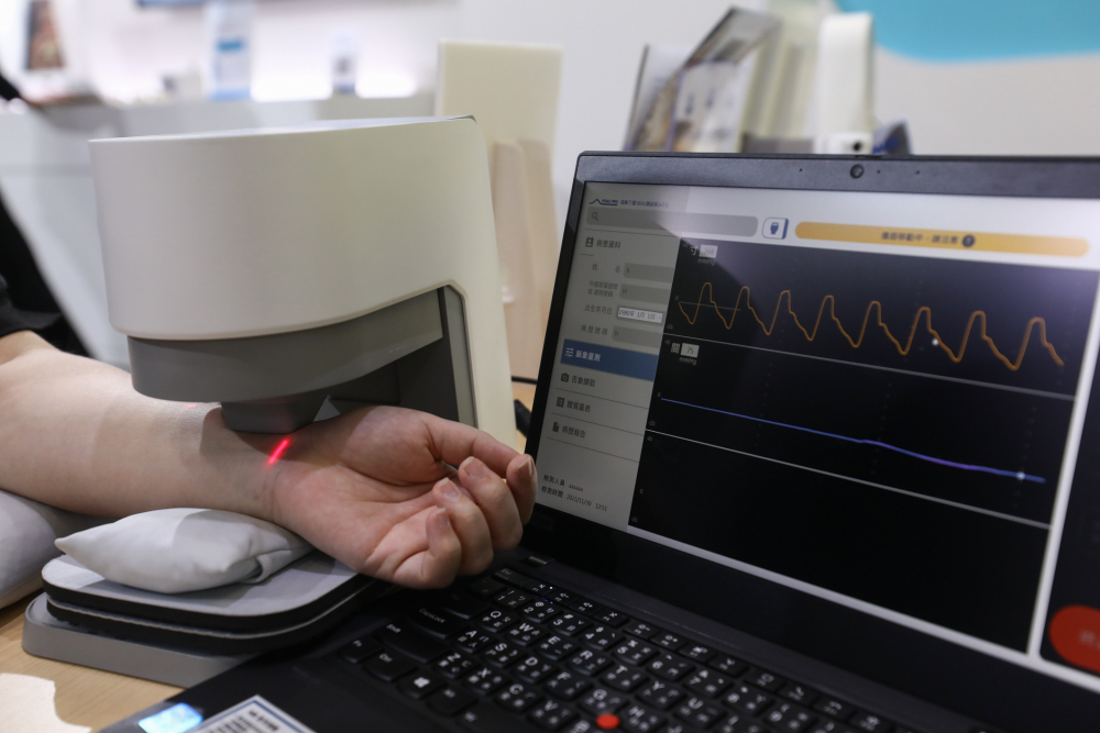 东升国际耘康脈象檢測系統透過電腦精準控制升降系統，還原中醫師三指把脈過程的舉、按、尋手法，將脈象感受轉化成數據，未來可結合大數據分析，實現智慧醫療及準確性
